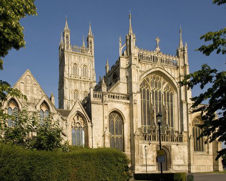 Gloucester_Cathedral_exterior_front.jpg