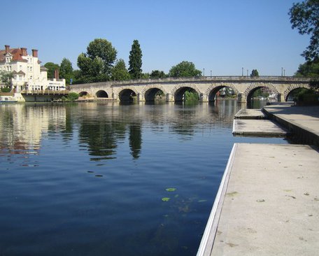 Maidenhead_Bridge_and_River_Thames_-_geograph.org.uk_-_205285.jpg